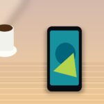 Pixel 10a: smartphone em mesa de café, capa lifestyle sem texto
